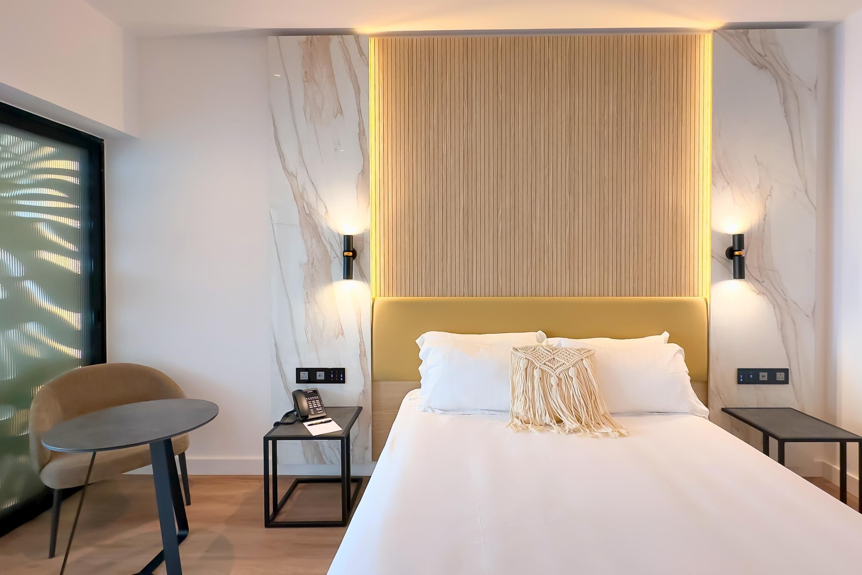 Sengetøy av topp kvalitet, minibar, safe på rommet og skrivebord