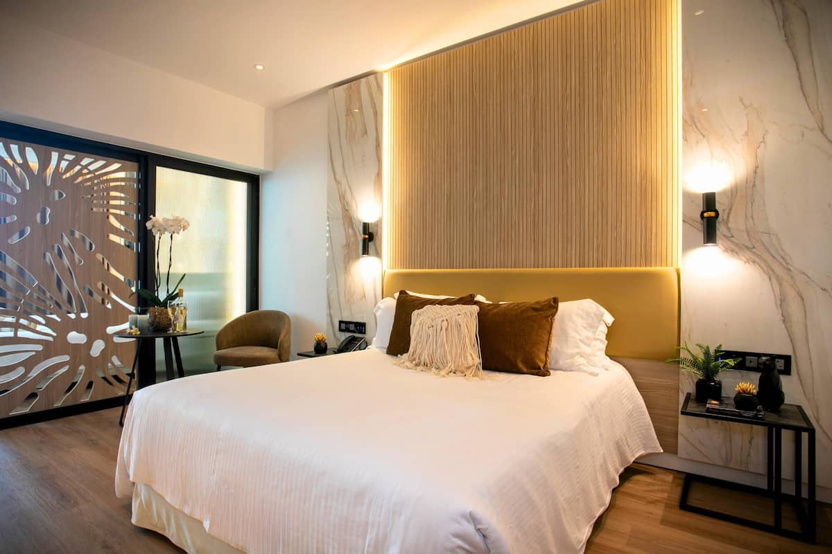 1 bedroom, premium bedding, minibar, in-room safe