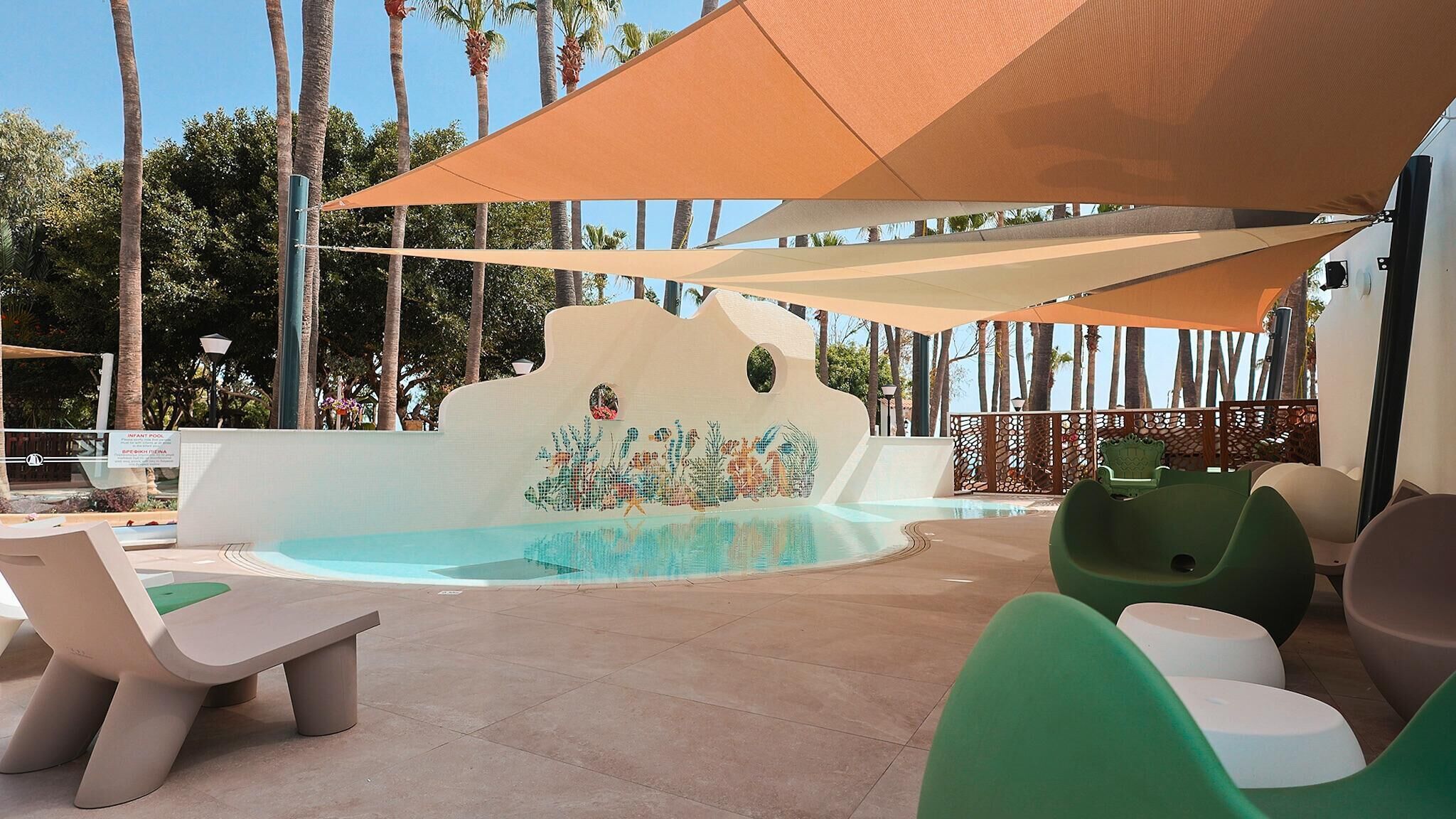 Piscine couverte, 2 piscines extérieures, parasols de plage