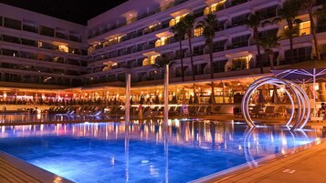 Una piscina techada, 2 piscinas al aire libre, sombrillas