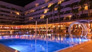 Inomhuspool, 2 utomhuspooler, parasoller och solstolar
