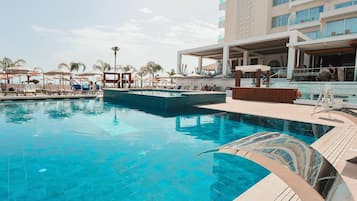 من حمّامات السباحة المغطاة، 2 من حمّامات السباحة الخارجية