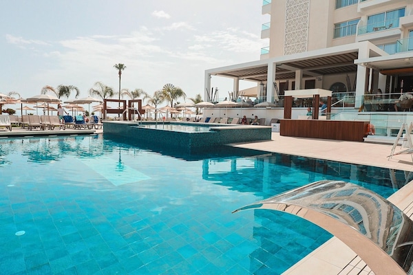 Sisäuima-allas, 2 ulkouima-allasta, aurinkovarjoja, aurinkotuoleja