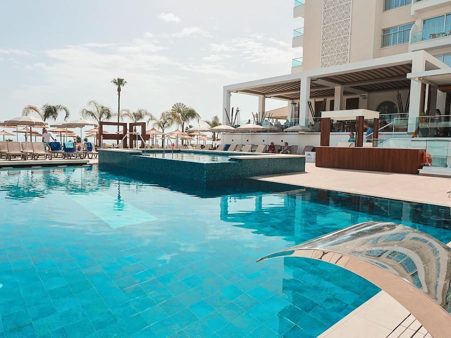 SisÀuima-allas, 2 ulkouima-allasta, aurinkovarjoja, aurinkotuoleja