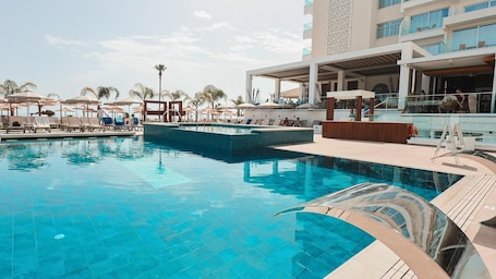 Una piscina techada, 2 piscinas al aire libre, sombrillas. Cavo Maris Beach Hotel