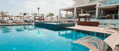 Piscine couverte, 2 piscines extérieures, parasols de plage