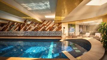 Una piscina con plataforma de baldosas, una persona de pie junto a la piscina y una pared con diseño geométrico.