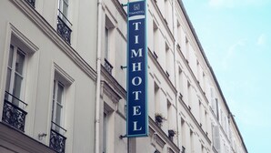 En hotellskylt med namnet TIMHOTEL.