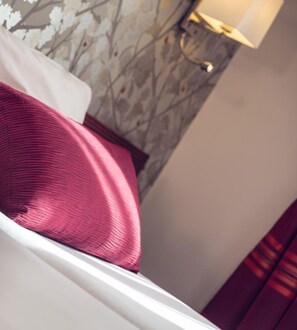 A bed with a white headboard and a red pillow. - Timhotel Paris Gare de Lyon (Paris)