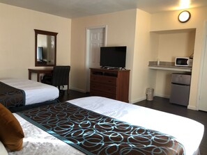 Queen Room with Two Queen Beds | Iron/ironing board, free WiFi, bed sheets - Turtle Bay Lodge (Redding)