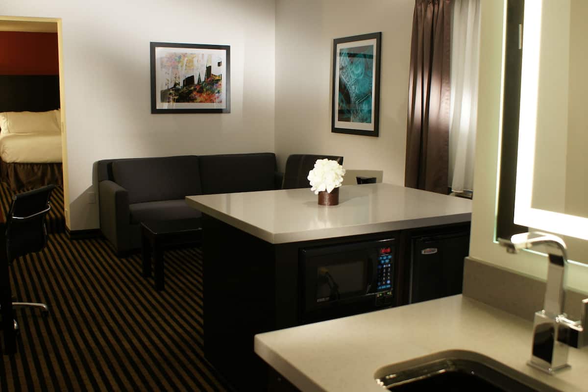 1 bedroom, premium bedding, pillow-top beds, in-room safe