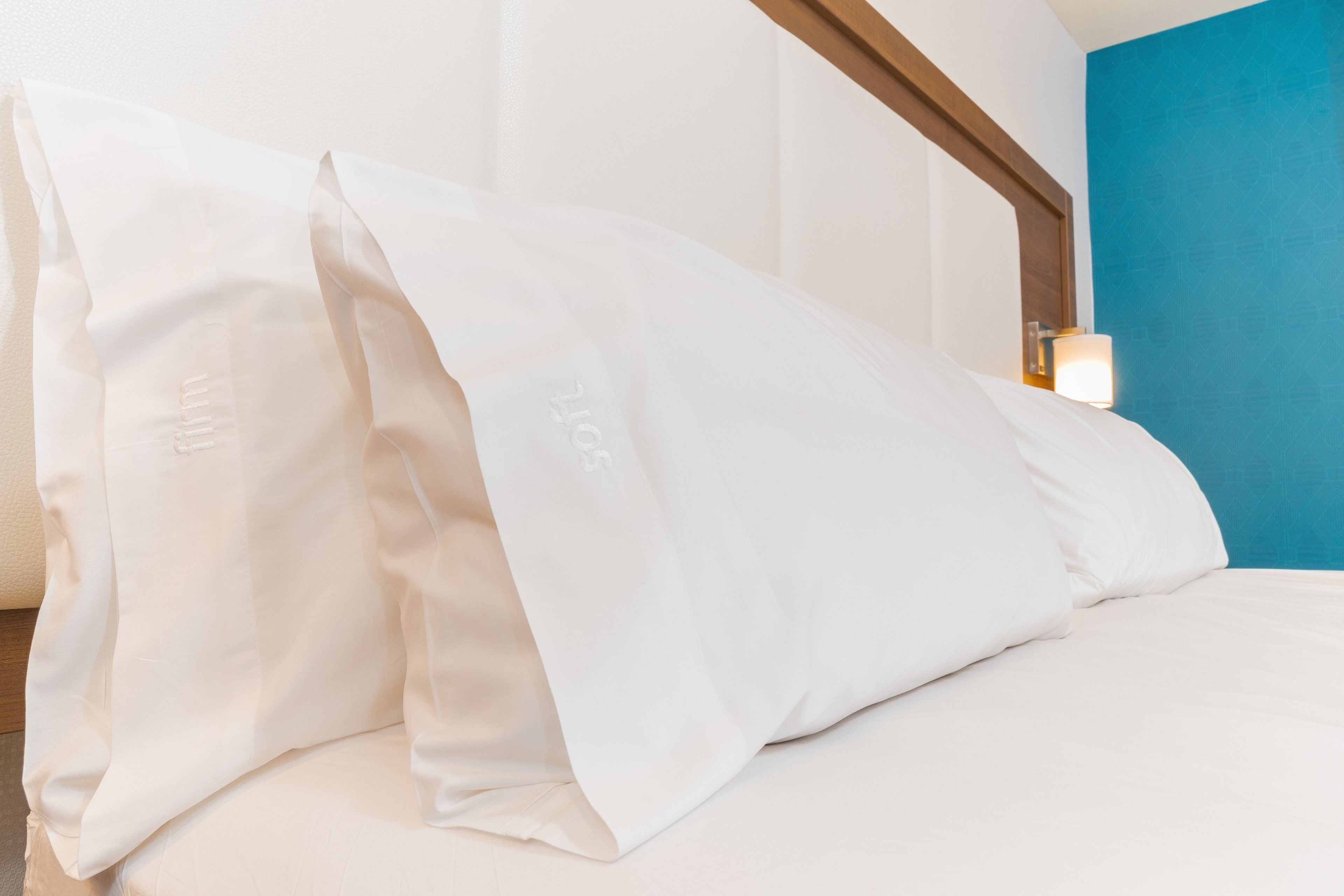 Bộ đồ giường cao cấp, nệm có lớp đệm bông, két bảo mật tại phòng 