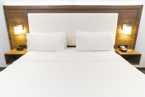 Premium bedding, pillowtop beds, in-room safe, desk - Holiday Inn Express Hotel & Suites Hollywood Walk of Fame by IHG (Los Angeles)
