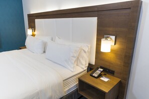 Premium bedding, pillow-top beds, in-room safe, desk - Holiday Inn Express Hotel & Suites Hollywood Walk of Fame by IHG (Los Angeles)