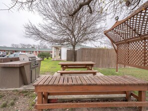 BBQ/picnic area - OYO Hotel San Antonio near AT&T Center (San Antonio)