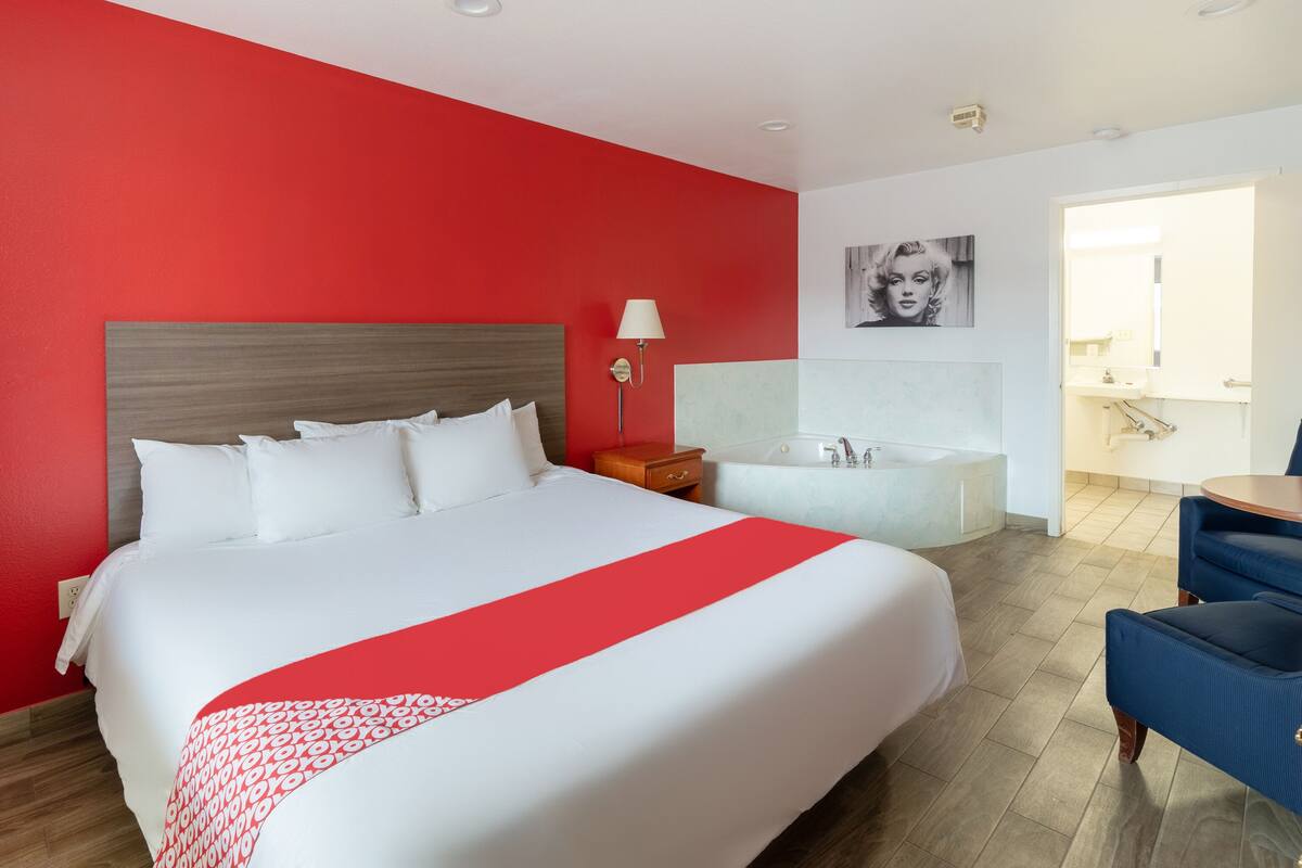 Suite, 1 Bedroom | Meja, jam penggera, cadar katil 