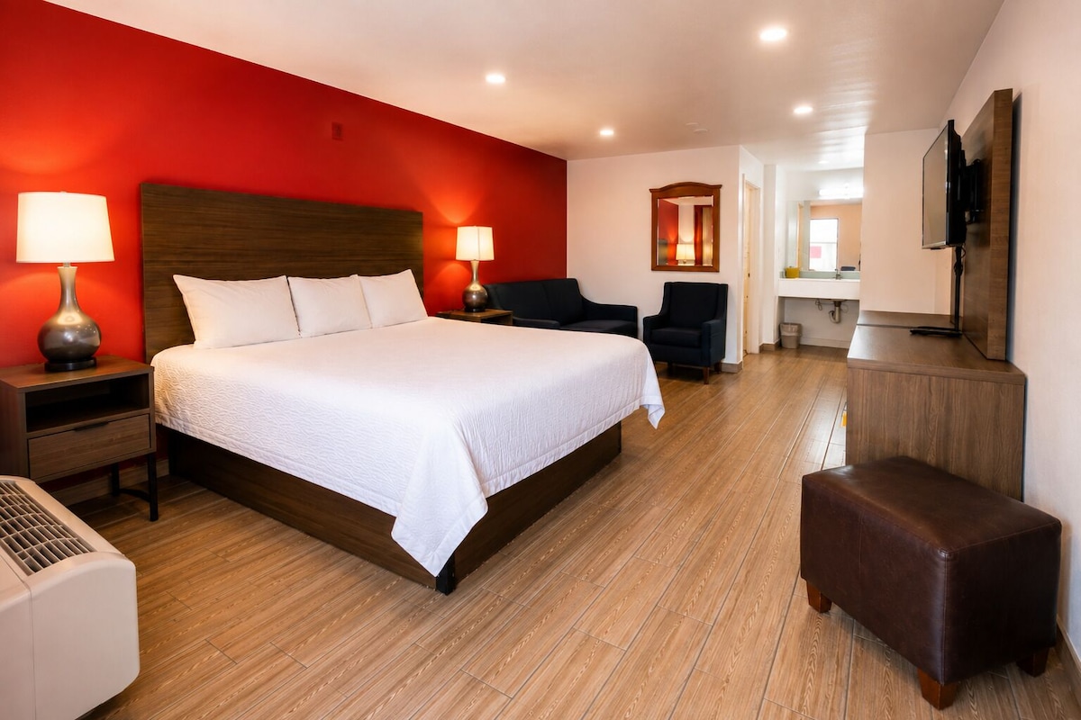 Habitación, 1 cama King size | Escritorio, despertador y ropa de cama 