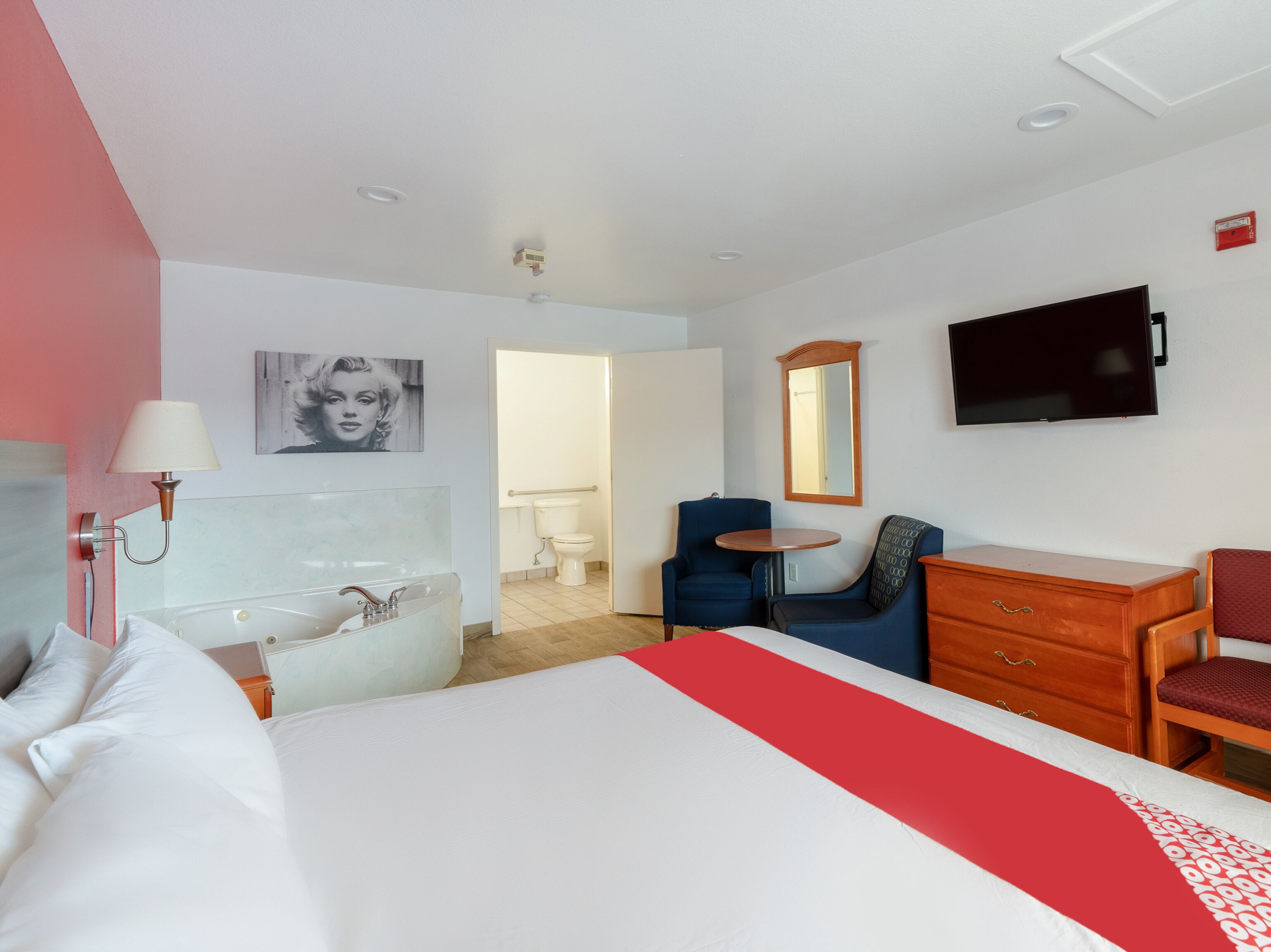 套房, 1 间卧室 | 办公桌、床单、闹钟