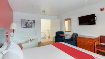 Suíte, 1 quarto | Escrivaninha, roupa de cama, despertadores