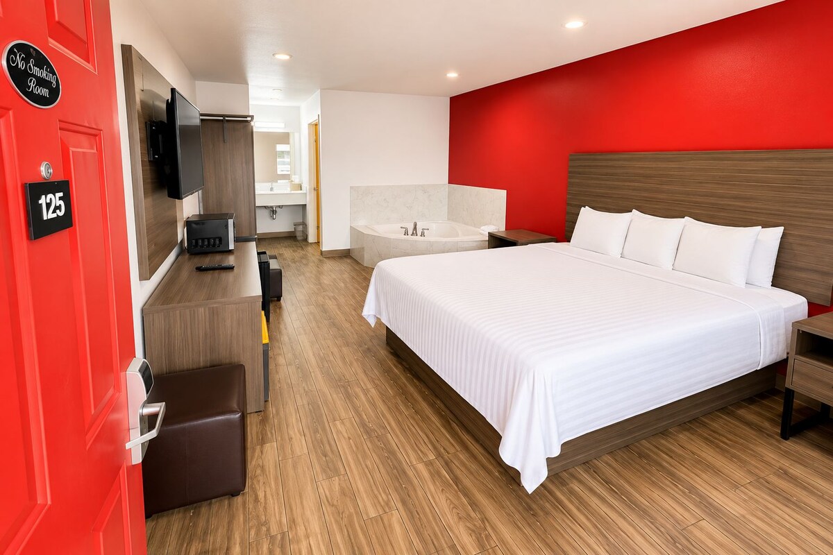 Suite, 1 habitación | Escritorio, despertador y ropa de cama 