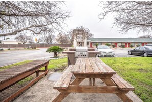 Outdoor dining - OYO Hotel San Antonio Near At&t Center (San Antonio)