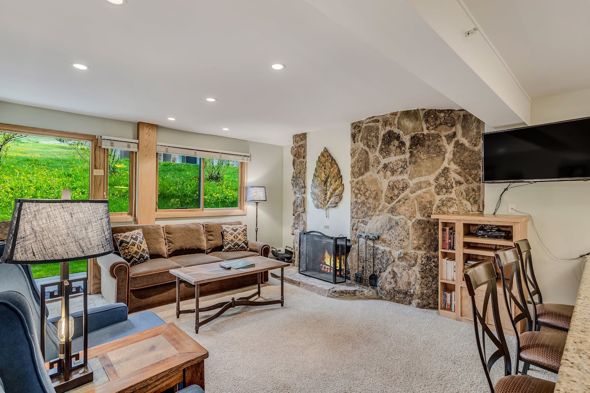 Premier Studio (Unit 405) | Living area | 40-inch Smart TV with satellite channels, TV, fireplace