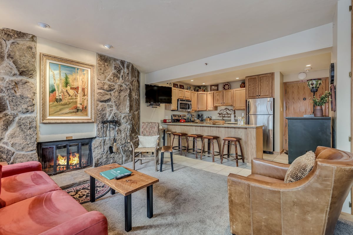 Premier Studio (Unit 305) | Living area | 40-inch Smart TV with satellite channels, TV, fireplace