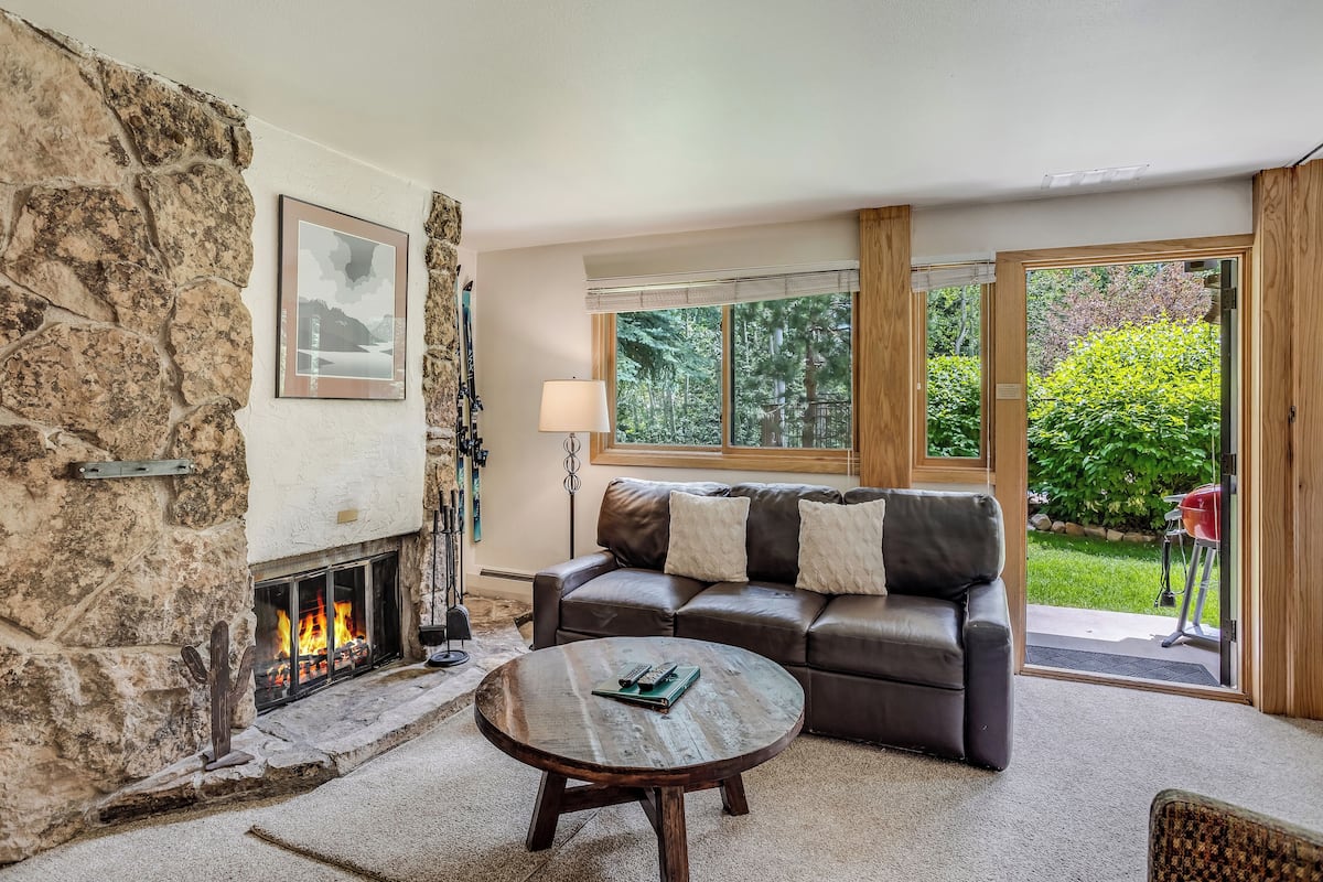 Deluxe Studio (Unit 302) | Living area | 40-inch Smart TV with satellite channels, TV, fireplace