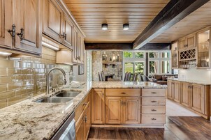 Refrigerador con freezer, microondas, horno, placa de cocina