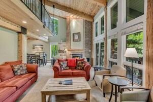 华丽公寓 | 起居区 | 40-英寸智能电视（配备卫星频道）、电视、壁炉