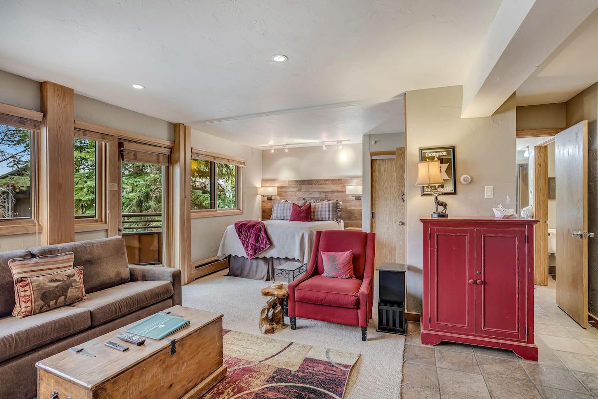 Premier Studio (Unit 110) | Living area | 40-inch Smart TV with satellite channels, TV, fireplace