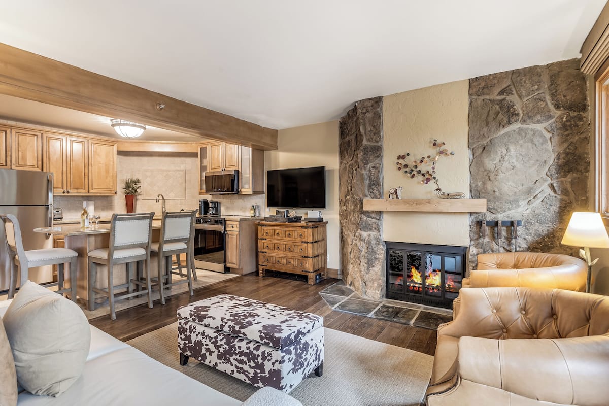Premier Studio (Unit 108) | Living area | 40-inch Smart TV with satellite channels, TV, fireplace