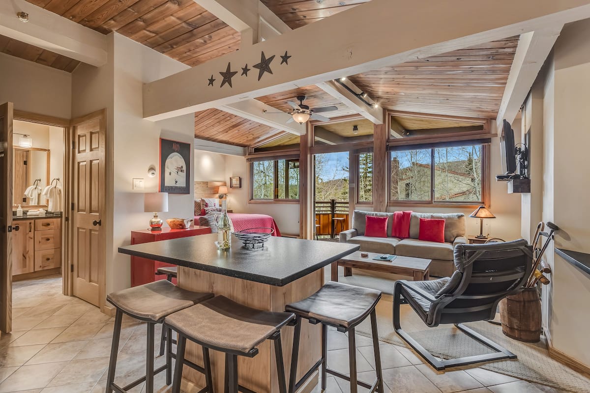 Premier Studio (Unit 309) | Living area | 40-inch Smart TV with satellite channels, TV, fireplace