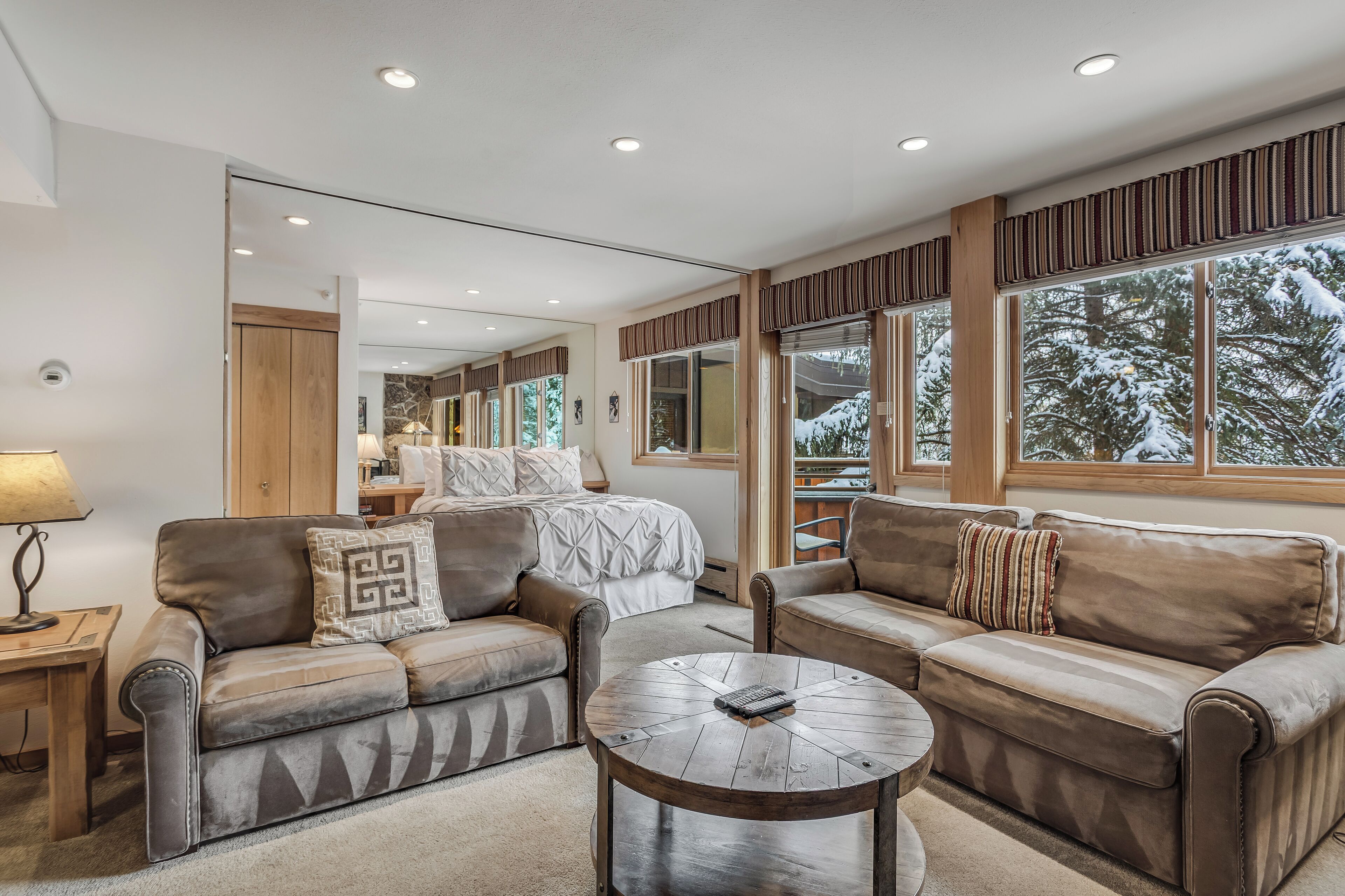 Deluxe Studio (Unit 307) | Living area | 40-inch Smart TV with satellite channels, TV, fireplace