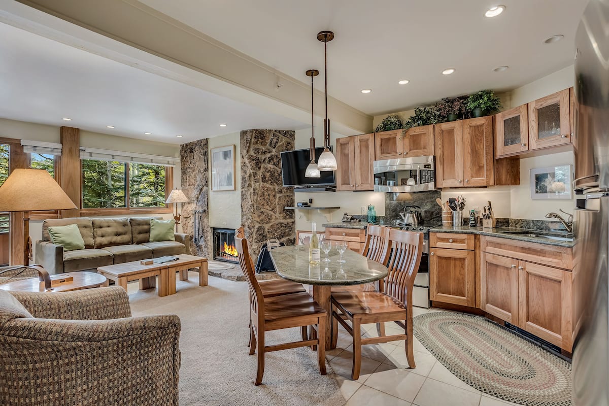 Premier Studio (Unit 207) | Living area | 40-inch Smart TV with satellite channels, TV, fireplace