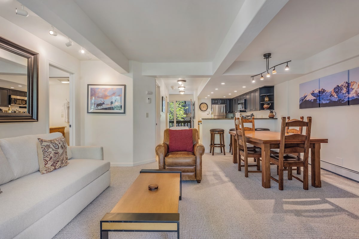 Premier Apartment | Living area | 40-inch Smart TV with satellite channels, TV, fireplace