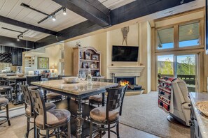 Interlude Premier 3-Bedroom 302 | Living area | 40-inch Smart TV with satellite channels, TV, fireplace
