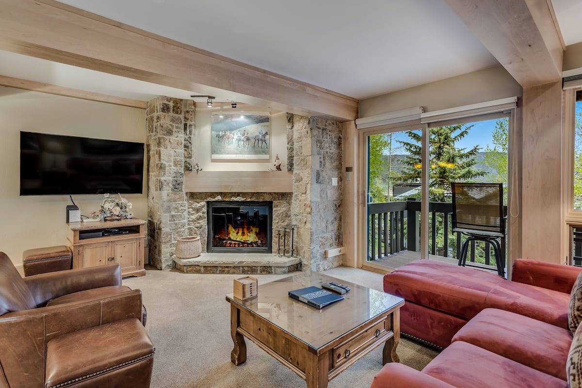 Deluxe Apartment | Living area | 40-inch Smart TV with satellite channels, TV, fireplace