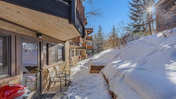 Deluxe Studio (Unit 402) | Terrace/patio