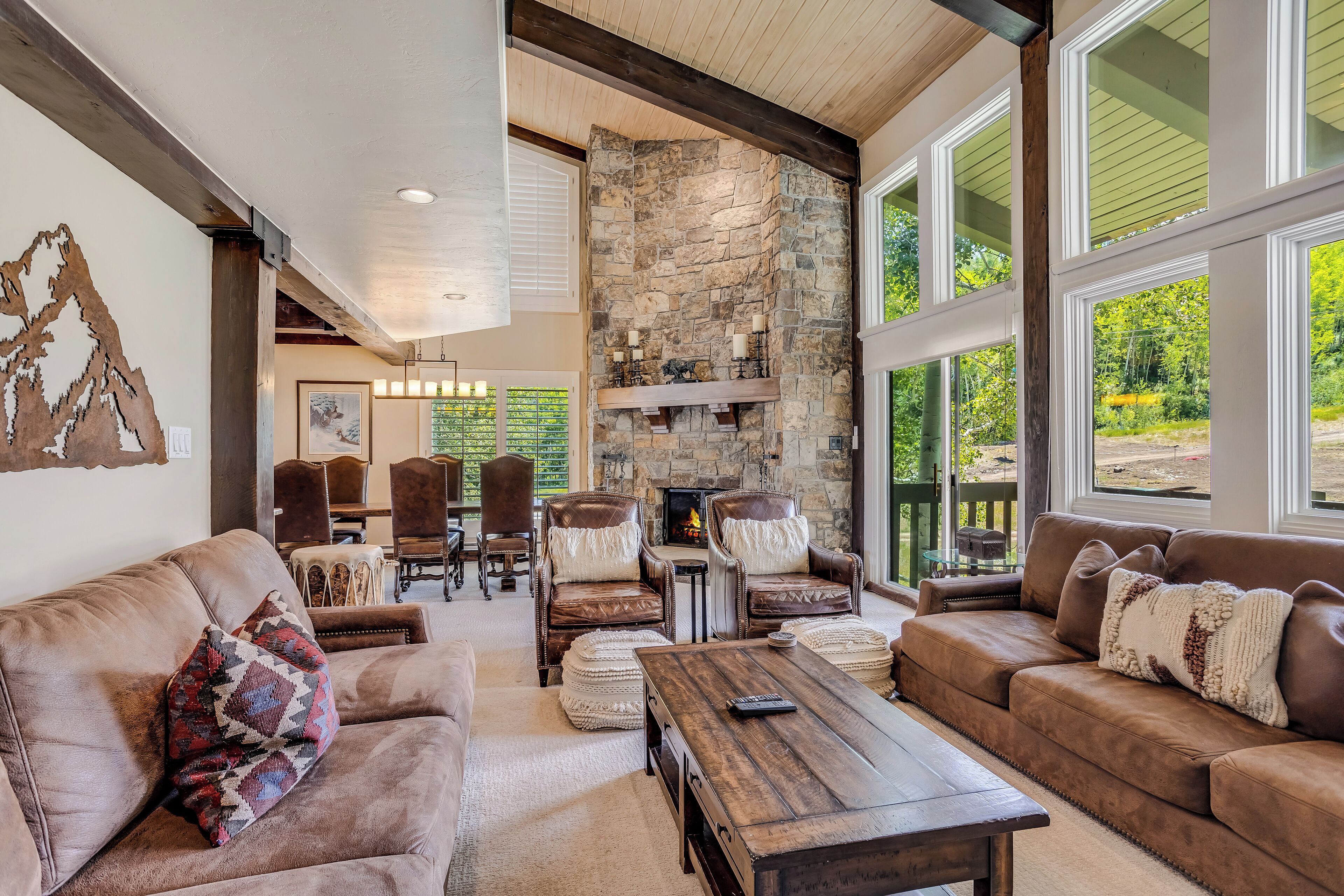 Căn hộ Premier | Khu phòng khách | Smart TV 40-inch có truyền hình vệ tinh, TV, lò sưởi 