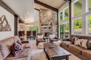 Interlude Premier 3-Bedroom 308 | Living area | 40-inch Smart TV with satellite channels, TV, fireplace