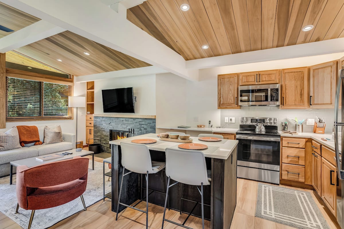 Premier Studio (Unit 415) | Private kitchen | Full-sized fridge, microwave, oven, stovetop