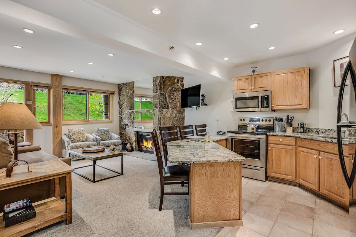 Deluxe Studio (Unit 403) | Private kitchen | Full-sized fridge, microwave, oven, stovetop