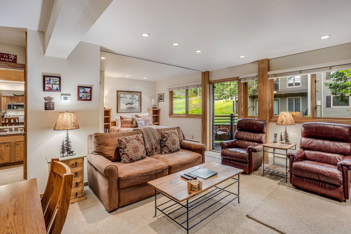 Deluxe Studio (Unit 408) | Living area | 40-inch Smart TV with satellite channels, TV, fireplace