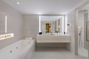 Suite, Sea View (Prestige Swim-up) | Bathroom | Combined shower/tub, free toiletries, hair dryer, bathrobes