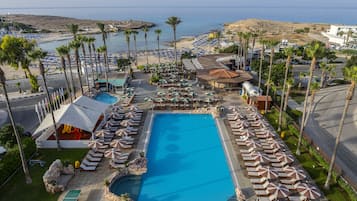 Una piscina techada, una piscina al aire libre