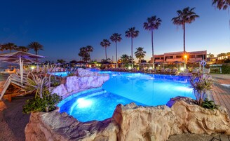 Kapalı yüzme havuzu, açık yüzme havuzu, şezlonglar