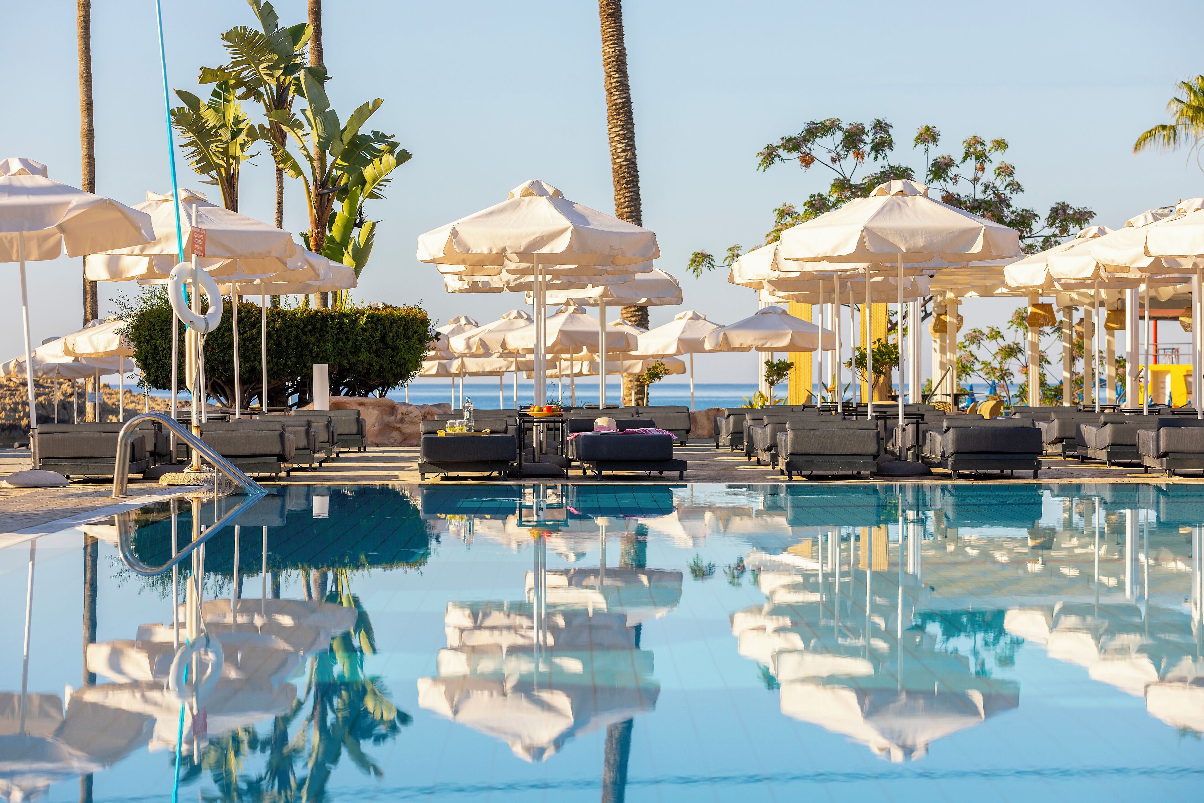 Una piscina techada, una piscina al aire libre