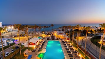 Innenpool, AuĂenpool, geöffnet von 10:00 Uhr bis 18:00 Uhr, LiegestĂŒhle