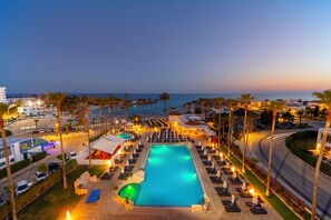 Piscine intérieure, piscine extérieure, 10 h à 18 h, chaises longues